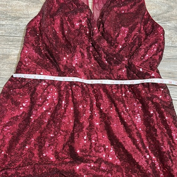 Woman’s Red Sequin Gown Size 10/12 - Picture 5 of 6